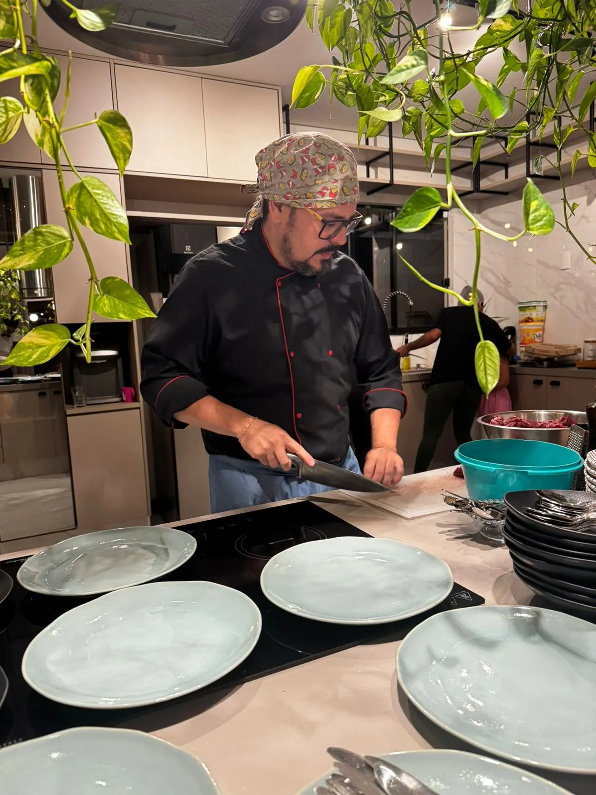 Chef Vinicius preparando com amor