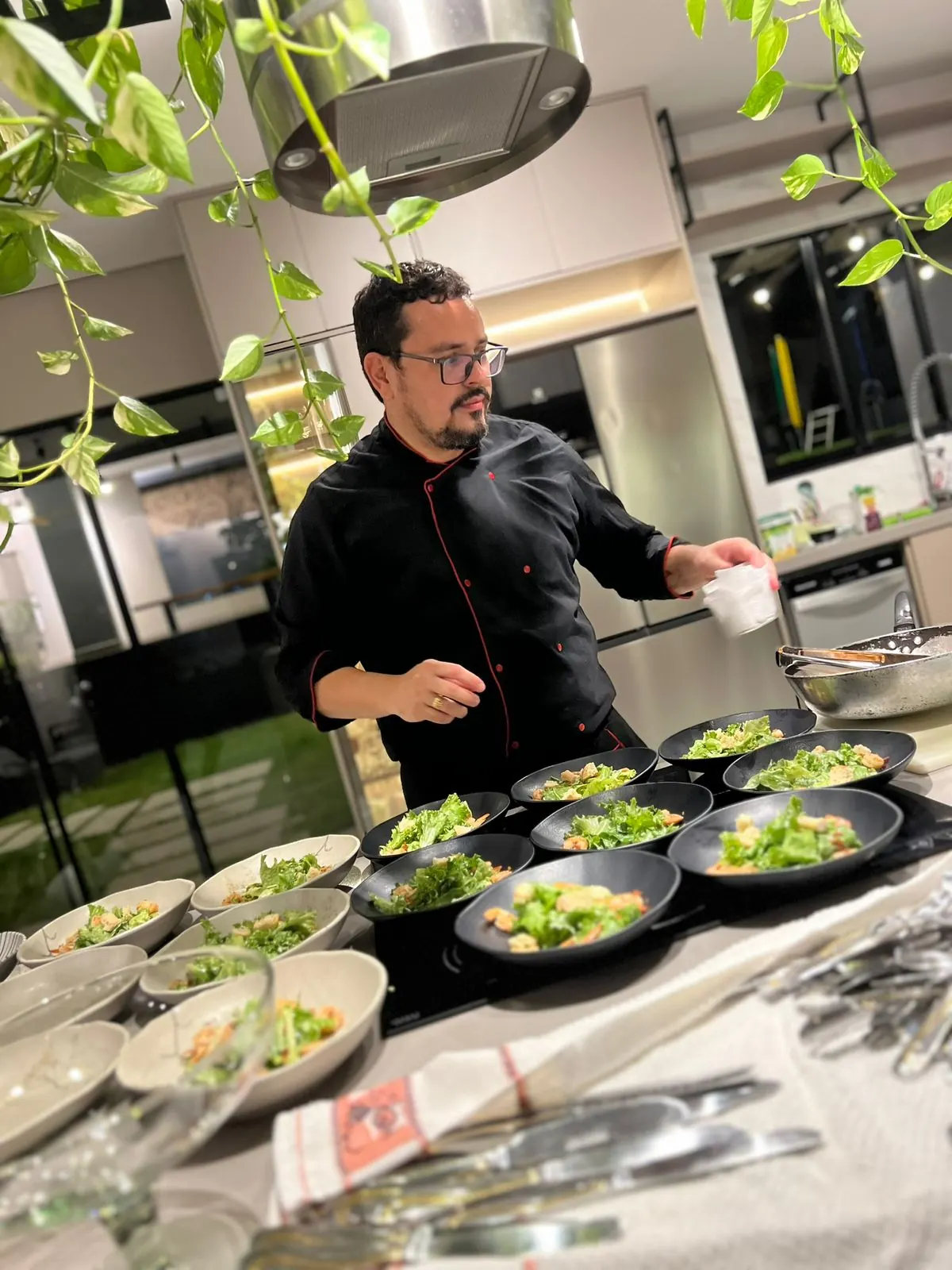 Chef Vinicius Derze finalizando os pratos para o jantar romântico